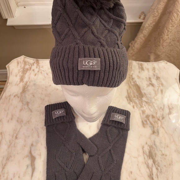 UGG GREY BEANIE GLOVE SET NWT - Picture 9 of 11